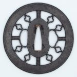 鍔　鉈　松菱 鐔(鍔)－ t-336 京透 四方花菱紋糸巻透鐔 鉄地銀覆輪（保存刀