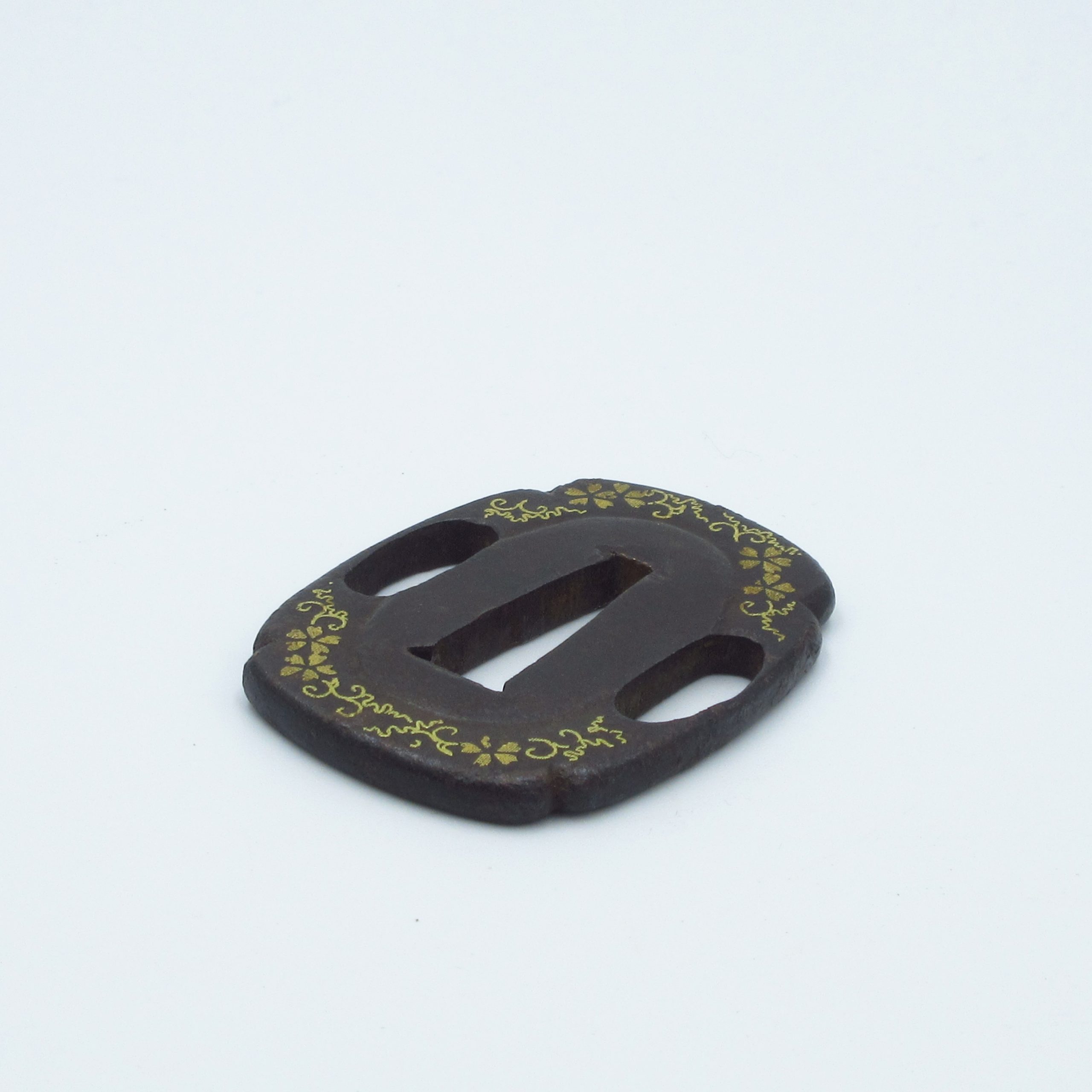 江戸時代の鉄製小鍔！草原にネズミ、松や波が刻まれた逸品！縦5.6×横5.2cm 小鍔 桜に蔓草図 - 濃州堂