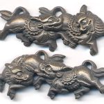 目貫、真鍮地？麒麟二匹図 真鍮地 牡丹獅子図目貫｜現代物金具の販売 刀部 かたなべ – 刀部