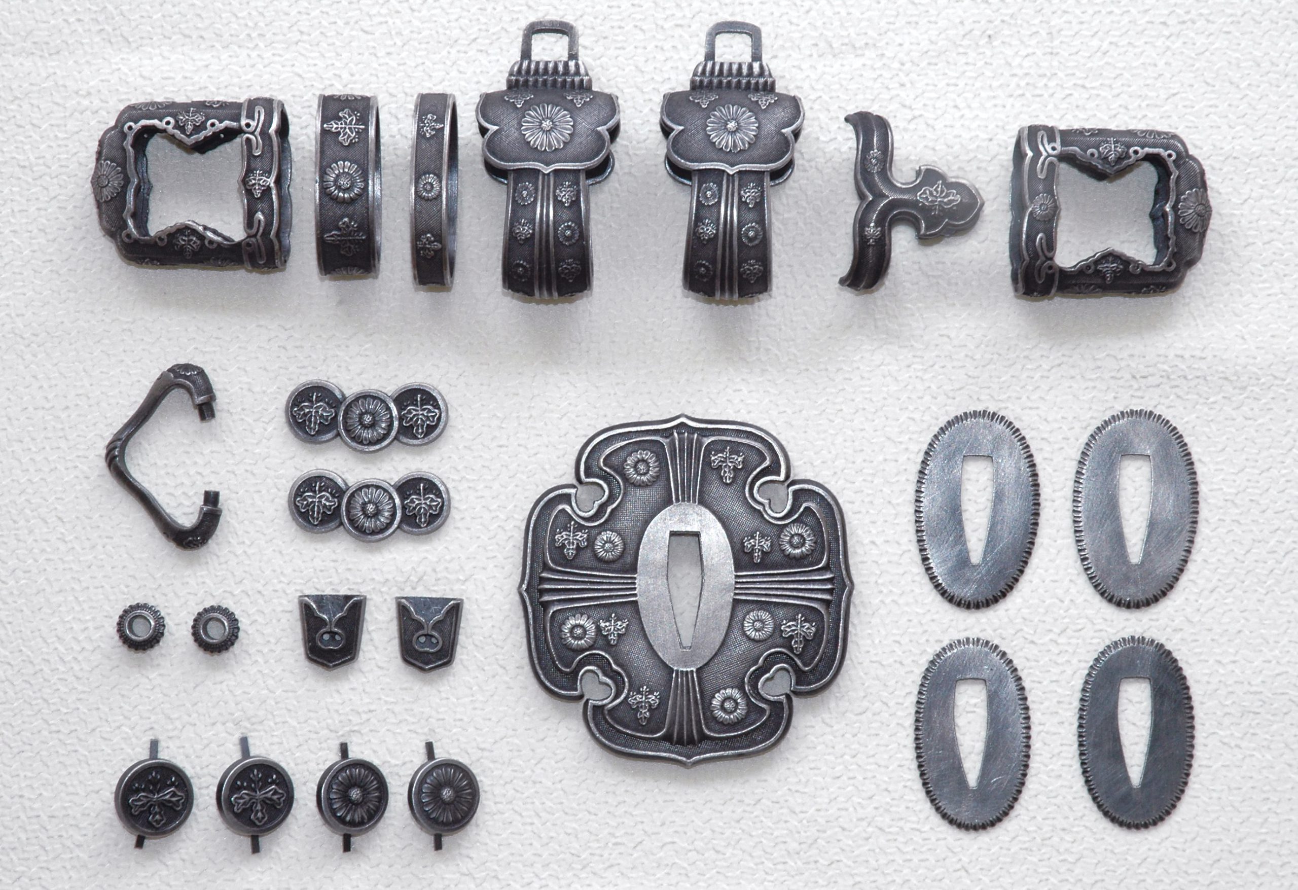 太刀金具 菊と桐（銀古美・真鍮古美）の通販 - 濃州堂